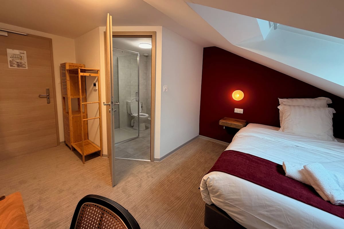 Quarto solteiro superior | Escrivaninha, espaço de trabalho para notebook, Wi-Fi de cortesia