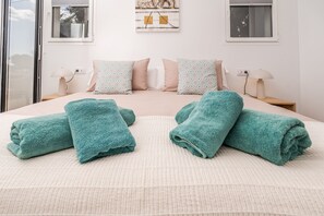 2 bedrooms, in-room safe, iron/ironing board, travel crib - Casa Golondrina (Moraira)