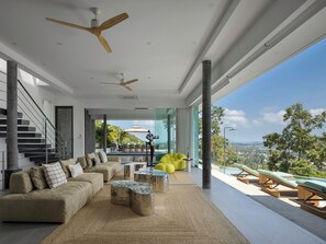 Villa, Meerblick | Wohnzimmer | 1-Zoll-Fernseher mit Premium-TV-Sendern