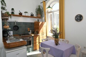 Fridge, oven, stovetop, dishwasher