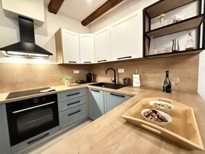 Fridge, oven, stovetop, dishwasher