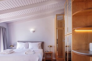 1 habitación, sistema de insonorización y tabla de planchar con plancha