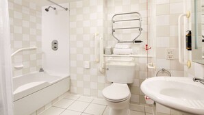 Ein modernes Badezimmer mit Badewanne, Toilette und Waschbecken.