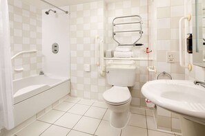 Un baño moderno con bañera, inodoro y lavamanos.
