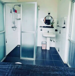 Habitación triple Confort, balcón, vista a la montaña | Baño