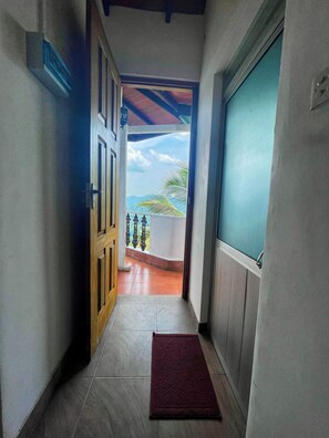 Suite Confort, balcón, vista a la montaña | Área de sala de estar | Televisión LED de 24 pulgadas con canales vía satélite 