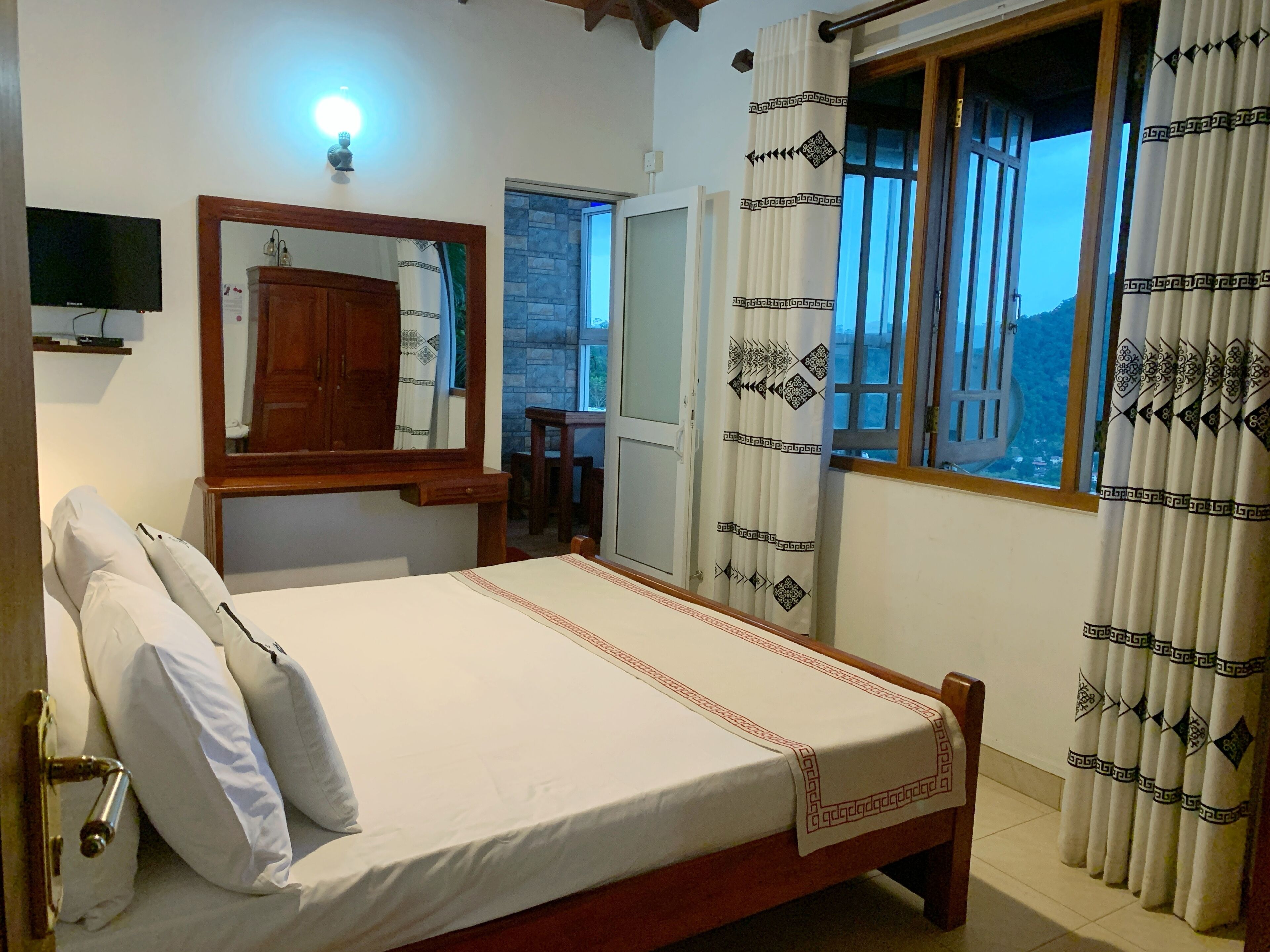 Habitación doble superior, vistas a la montaña | Ropa de cama de alta calidad y cortinas opacas
