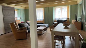 Appartement, 3 chambres, fumeurs, balcon | Bar lounge