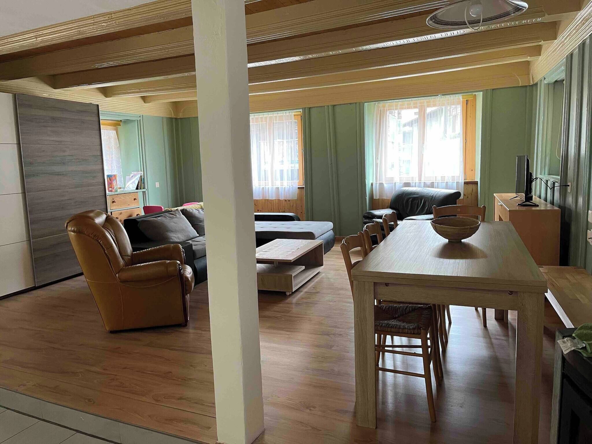 Apartment, 3 Bedrooms, Smoking, Balcony | Living room | Books