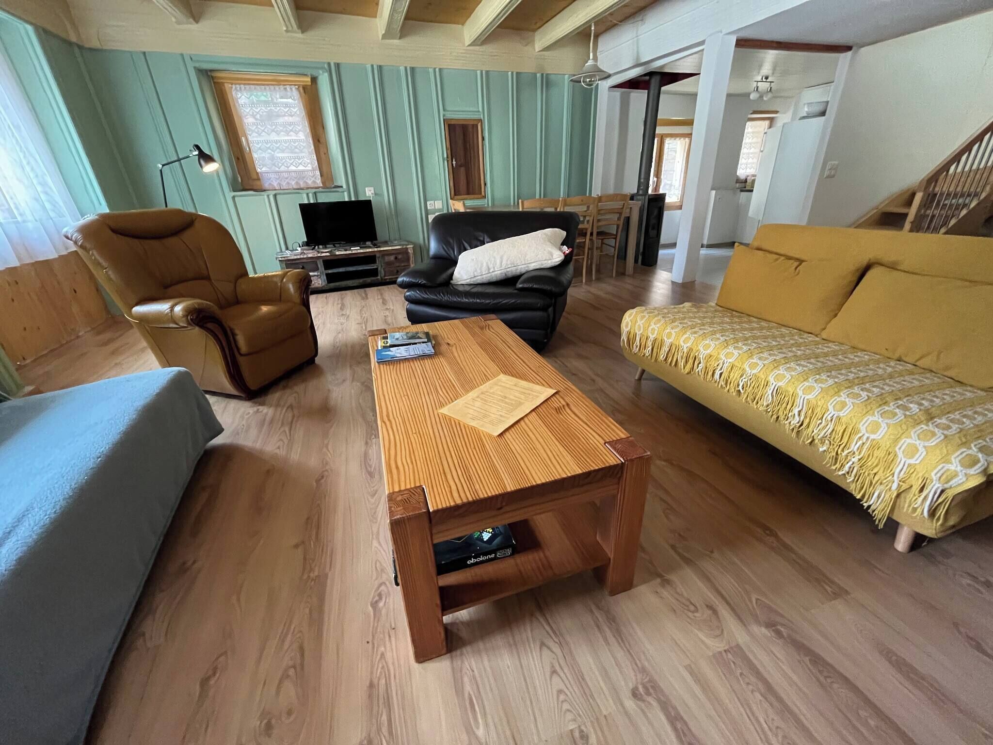 Apartment, 3 Bedrooms, Smoking, Balcony | Living area | Books