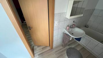 Appartement, 3 chambres, fumeur, balcon | Salle de bain