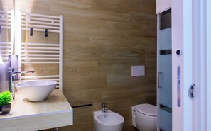 Shower, hair dryer, bidet, towels