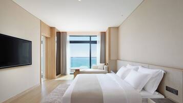 Signature Suite Double Ocean View | Blackout drapes, free WiFi