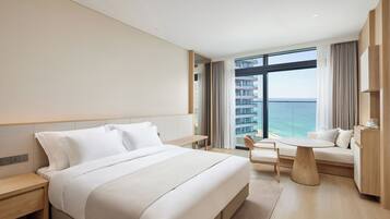 Tirai kedap cahaya, Wi-Fi gratis, dan seprai linen