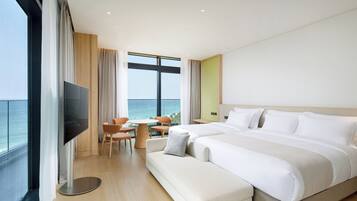 Corner Suite Hollywood Garden Ocean View | Blackout curtains, free WiFi, bed sheets