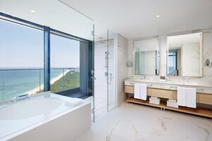 Grand Suite Double Ocean View | Baðherbergi | Hárblásari, baðsloppar, inniskór, skolskál