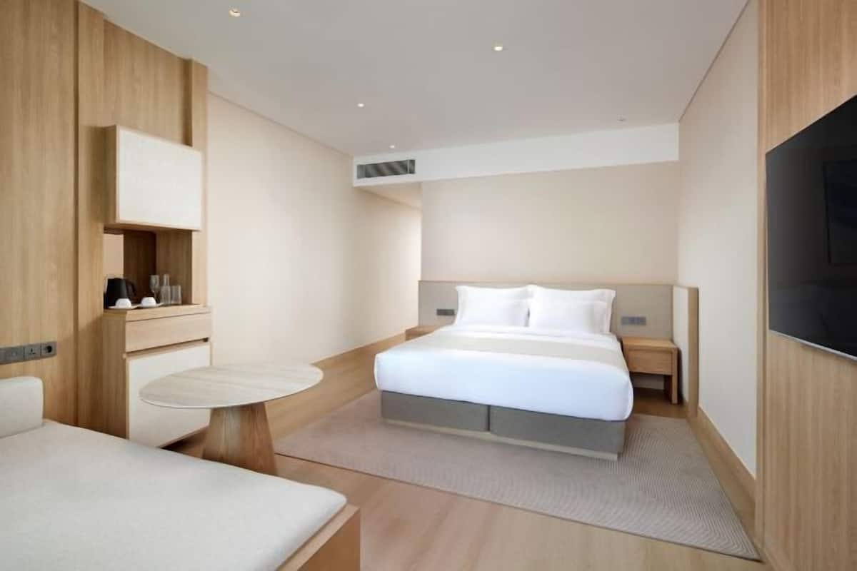 Blackout drapes, free WiFi, bed sheets