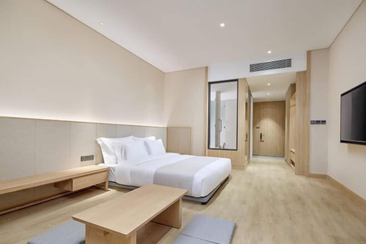 Blackout drapes, free WiFi, bed sheets