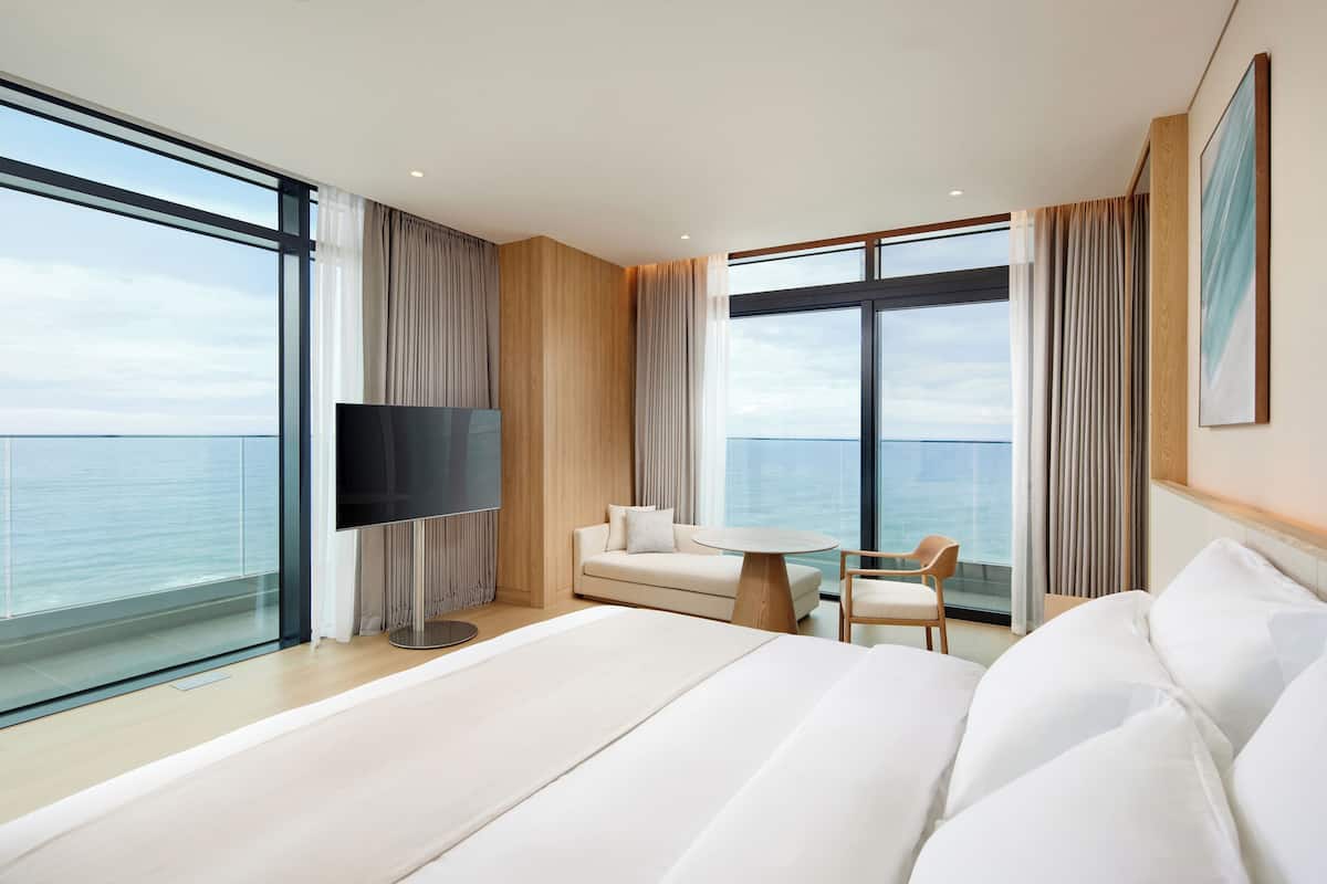 Corner Suite Double Ocean View | Blackout drapes, free WiFi, bed sheets