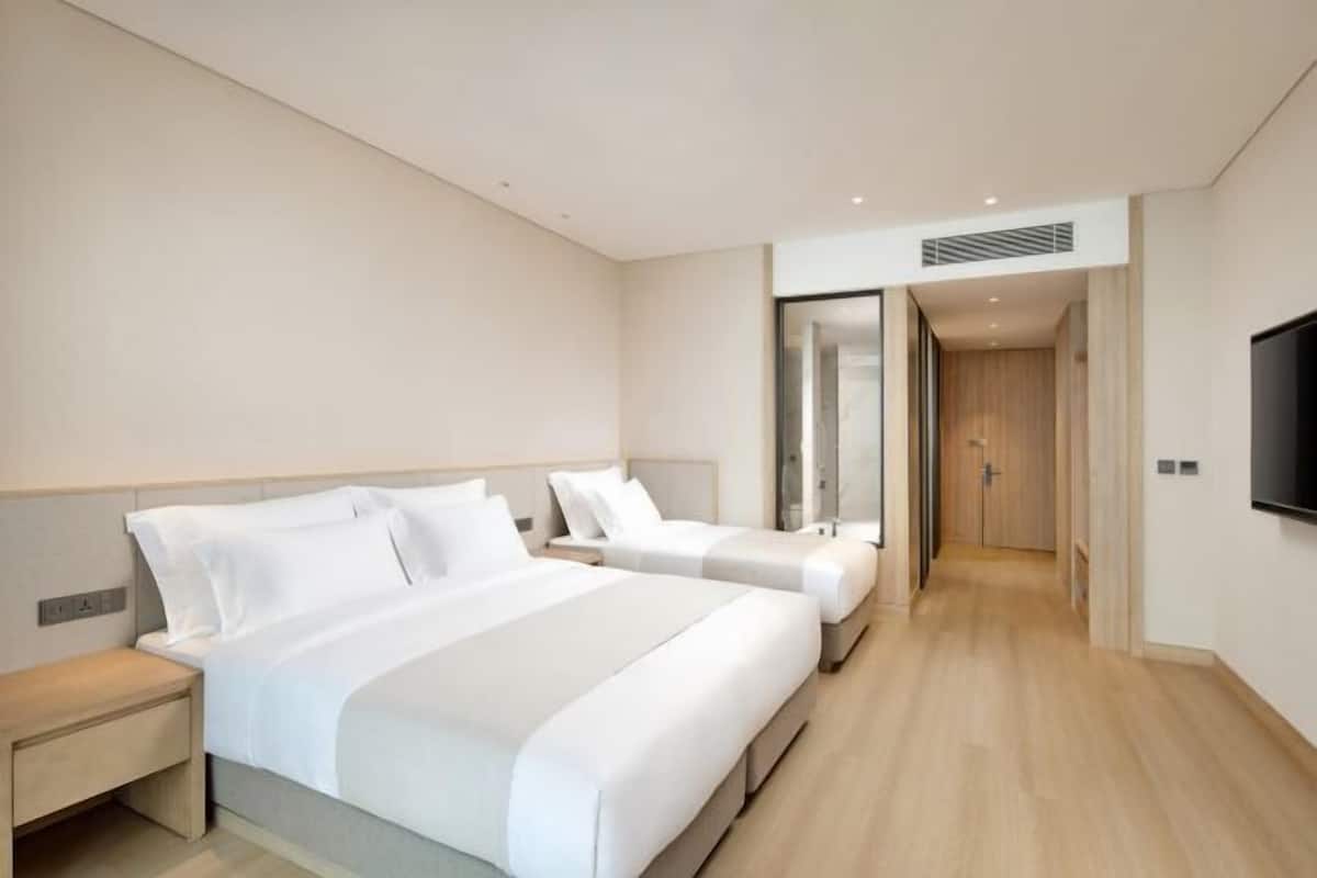 Blackout drapes, free WiFi, bed sheets