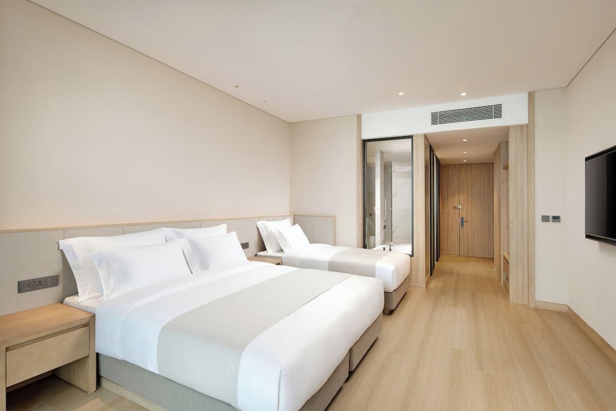 Blackout drapes, free WiFi, bed sheets