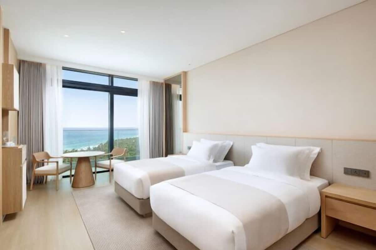 Blackout drapes, free WiFi, bed sheets