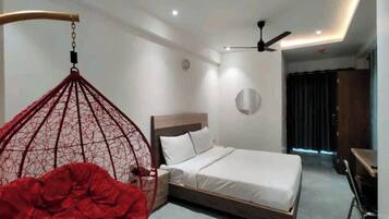 Kamar Double atau Twin Deluks | Meja kerja, ruang kerja ramah laptop, dan tirai kedap cahaya