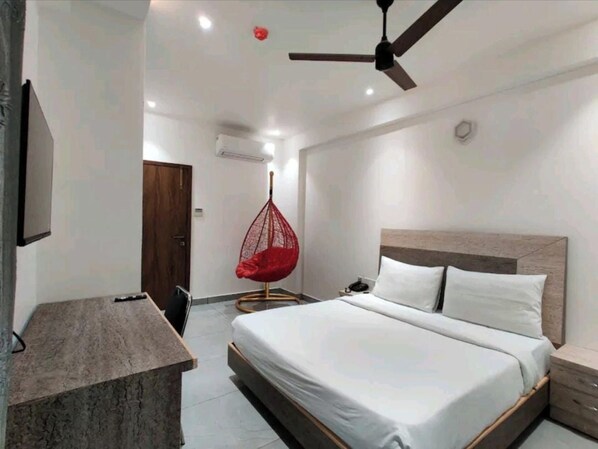 Kamar Double atau Twin Deluks | Meja kerja, ruang kerja ramah laptop, dan tirai kedap cahaya