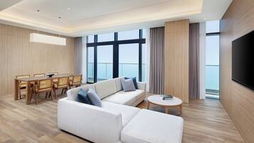 Premium bedding, in-room safe, free WiFi, bed sheets