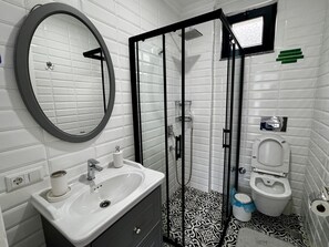 Douche, sèche-cheveux, serviettes fournies, savon