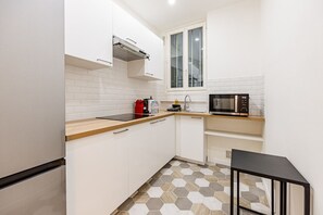 Réfrigérateur, micro-ondes, plaque de cuisson, cafetiÚre/bouilloire