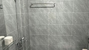 Ein modernes Badezimmer mit Dusche, Toilette und Waschbecken.