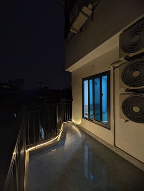 Romantic Room | Free WiFi, bed sheets - Era Apartment Doi Can エラ 格安賃貸アパート (Hanoi)