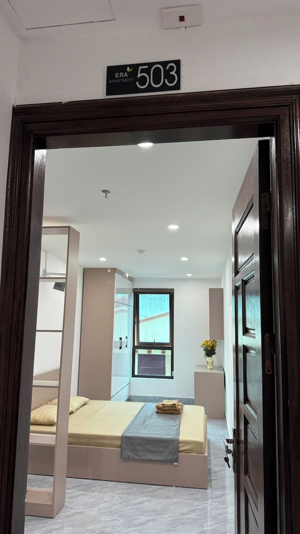 Deluxe Apartment, City View | Free WiFi, bed sheets - Era Apartment Doi Can エラ 格安賃貸アパート (Hanoi)