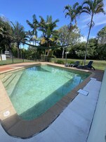 Una piscina al aire libre
