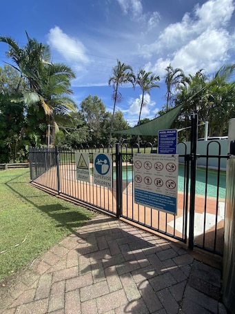 Una piscina al aire libre