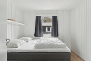 3 bedrooms, iron/ironing board, free WiFi
