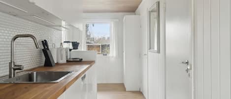 Cafetera y tetera, refrigerador, horno y parrilla de estufa