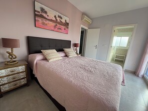 3 bedrooms, WiFi, bed sheets - HondaMar Apartment with three sleepingrooms next to the beach (Playa Honda)