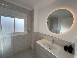 Toallas y papel de baño