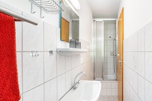 Douche, sèche-cheveux, serviettes fournies