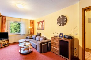 Fernseher, Tischtennisplatte, Stereoanlage