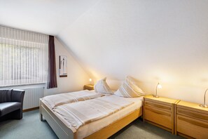 1 bedroom, free WiFi, bed sheets - Apartment 'Typ A' with Mountain View, Shared Terrace and Wi-Fi (Schmallenberg)