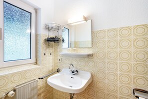 Douche, sèche-cheveux, serviettes fournies