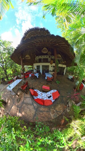 Outdoor dining - one bedroom 8 min to the beach (Diani Beach)