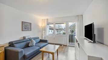 Fernseher, Tischtennisplatte, Stereoanlage