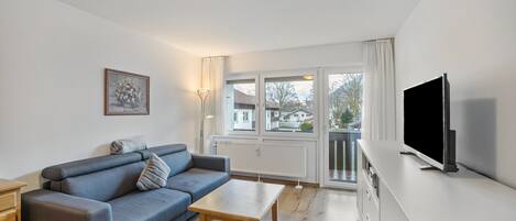 Televisión, mesa de ping pong, estéreo