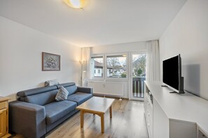 TV, table tennis, stereo - Apartment 'Mit Bergblick, Pool, Sauna' with Mountain View, Shared Garden and Wi-Fi (Oberaudorf)