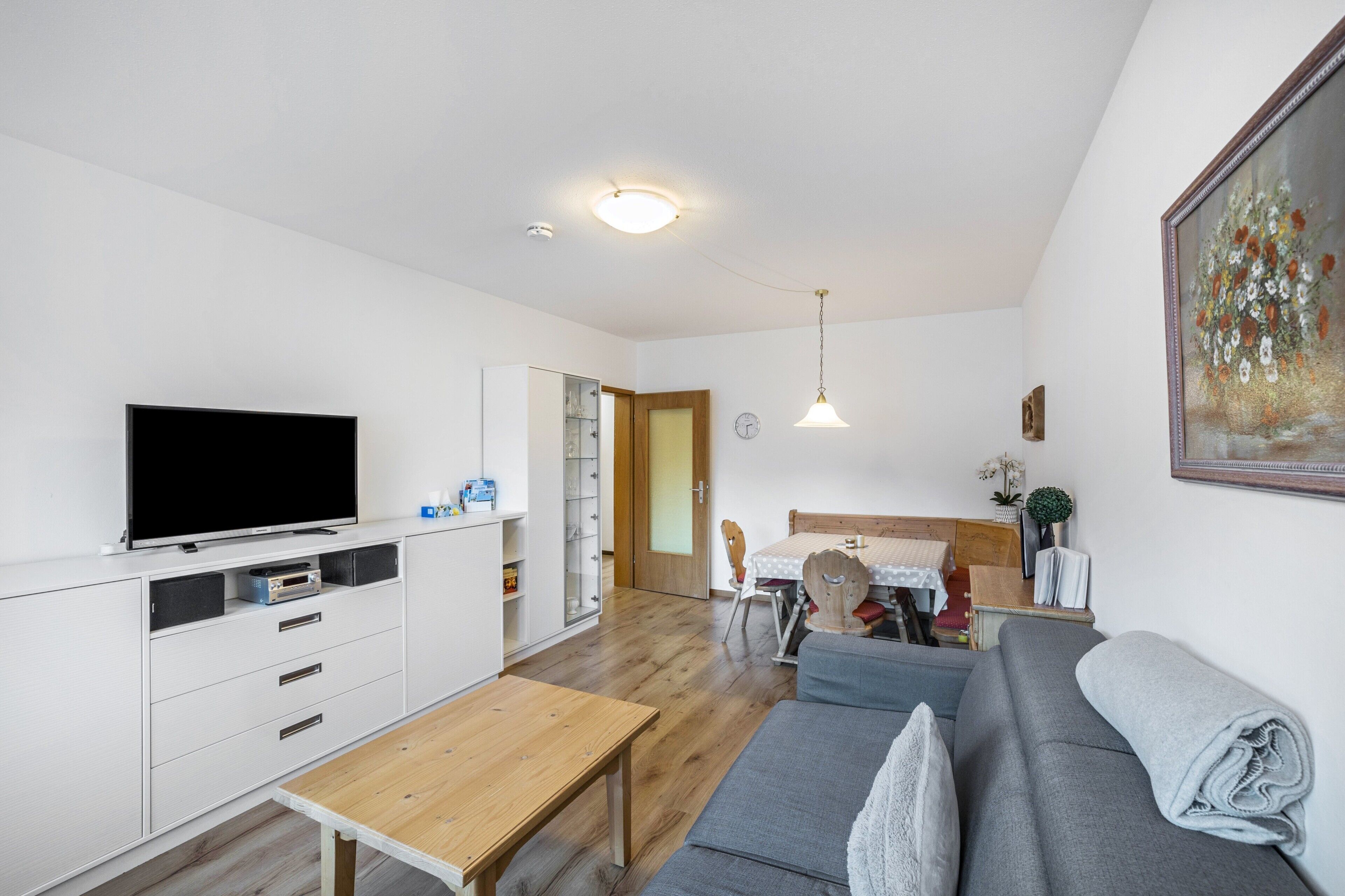 Fernseher, Tischtennisplatte, Stereoanlage
