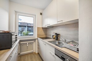 Fridge, oven, stovetop, dishwasher - Apartment 'Mit Bergblick, Pool, Sauna' with Mountain View, Shared Garden and Wi-Fi (Oberaudorf)